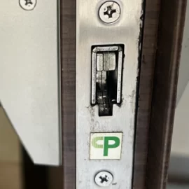 玄関錠ケース修理で鍵穴・サムターン双方からの操作が固い問題を解決│練馬区豊玉上