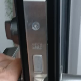 練馬区桜台のベランダ用ドアのサムターン交換