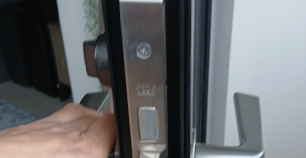 練馬区桜台のベランダ用ドアのサムターン交換