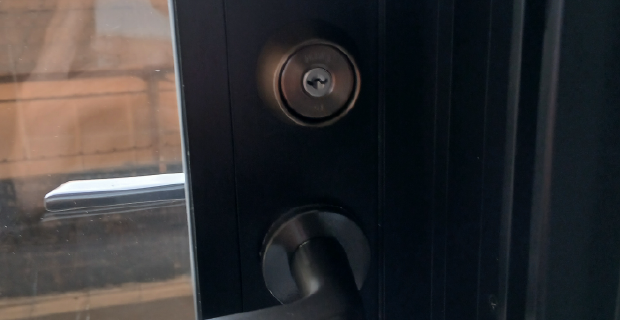 練馬区桜台のベランダ用ドアのサムターン交換