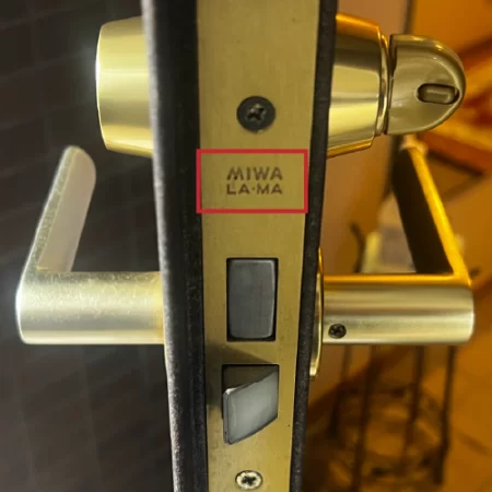 フロントプレートに刻印されたメーカー名と型番