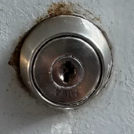 開け閉めに時間がかかるマンション事務所のシリンダーを交換しドアクローザーも併せて交換│練馬区羽沢