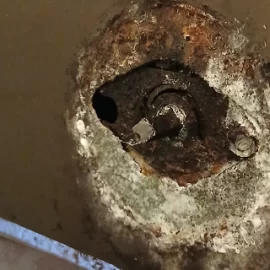 練馬区中村の古い浴室のドアノブ交換