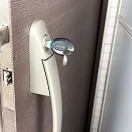 賃貸マンションの玄関鍵が回らない不具合を修理｜練馬区桜台