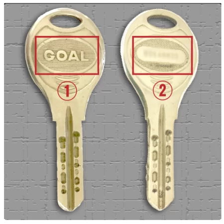 子鍵本体に刻印されたメーカー名と鍵番号