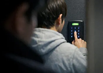 暗証番号を盗み見される