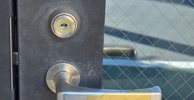 中央区八重洲のビル入口の鍵を電子錠で交換