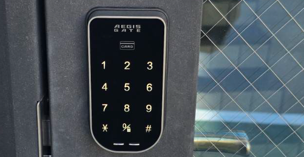 中央区八重洲のビル入口の鍵を電子錠で交換