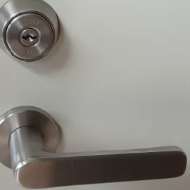 病院の勝手口の鍵をリモコン対応の電子錠FLASSA 1J に交換│中央区銀座