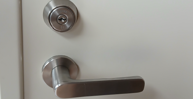 東京都中央区銀座のクリニック勝手口に電子錠