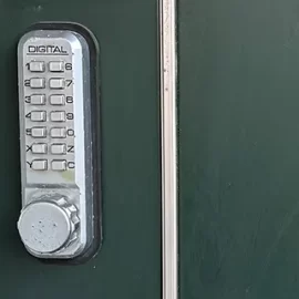 反応しない玄関のデジタルロックを分解清掃して改善｜山梨県甲府市里吉町