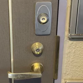 玄関の鍵が経年劣化により抜き挿ししにくいためMIWA PRに交換｜江戸川区松島