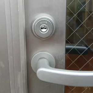 山梨県甲府市梯町鍵交換