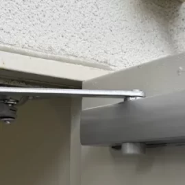 勢いよく閉まる勝手口扉のドアクローザーを交換｜山梨県甲府市美咲