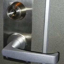 玄関の鍵が勝手に開いてしまうため錠前を一式交換｜山梨県甲府市中村町