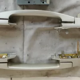 玄関の鍵に引っ掛かりが生じているため錠ケースを洗浄｜山梨県甲府市小松町