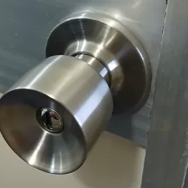 錆びついて回しにくい浴室扉のドアノブを交換｜山梨県甲府市塩部