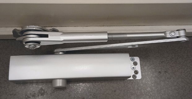 山梨県甲府市ドアクローザー交換