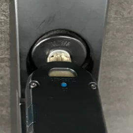 マンション玄関の鍵が抜けない状態を専用工具で復旧│中央区晴海