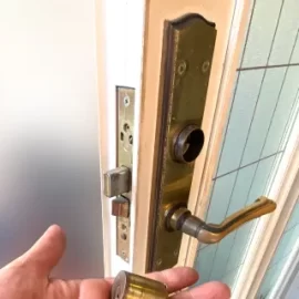 動作不良が起きている玄関の鍵を分解洗浄｜大田区南馬込