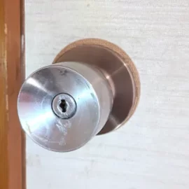 【円筒錠】室内扉の鍵付きのドアノブが開かなくなったため開錠｜大田区東海