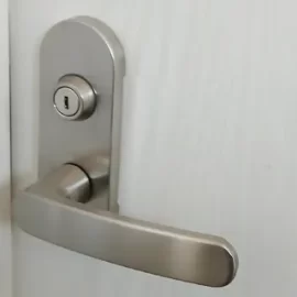 寝室のドアノブを鍵付きのドアノブに交換【GIKEN LVS-5K13】｜大田区仲六郷