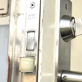 錠前の故障により玄関が開かなくなったため開錠後に交換｜大田区南雪谷