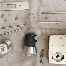 玄関の鍵が回しにくいため錠ケースを洗浄｜大田区北馬込