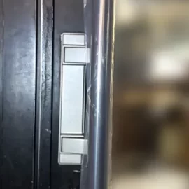 店舗でい入口のドアが閉まらないため錠前を一式交換【GOAL PY】｜大田区荻中