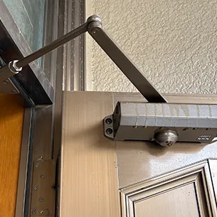 油が漏れているドアクローザー