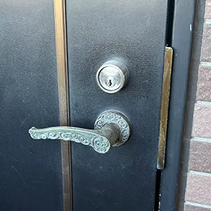 鍵を取り替える前の玄関ドア