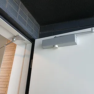 アームが外れた玄関のドアクローザー