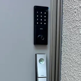 電子錠を取り付けた後の玄関ドア