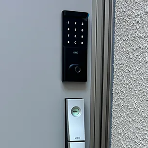 電子錠を取り付けた後の玄関ドア