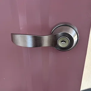 レバーハンドルに取り替えた玄関ドア