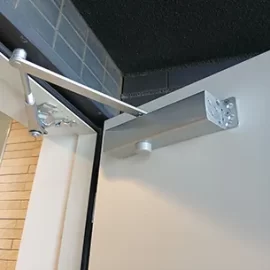 アームが外れた玄関ドアクローザーを交換｜山梨県甲府市丸の内