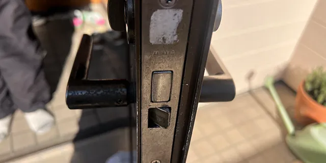 ラッチ故障で開かなくなった玄関ドアを解錠