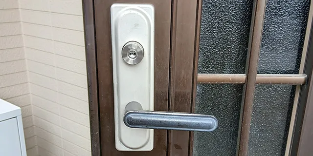 鍵が回せなくなったため玄関ドアの鍵を交換