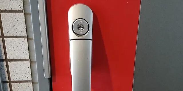 不具合を起こした玄関ドアの鍵修理