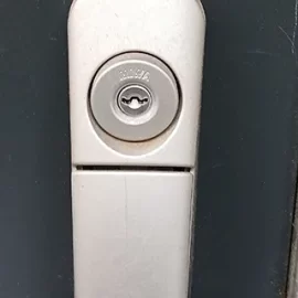 玄関ドアの回りにくい鍵を分解洗浄して修理｜東京都北区王子