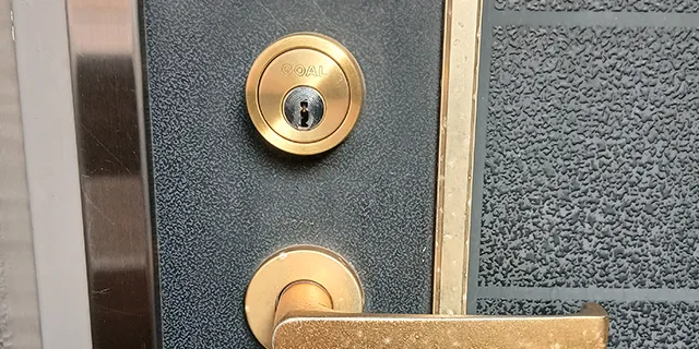 玄関の鍵の不具合を修理