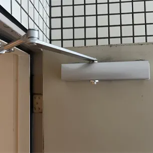 山梨県甲府市相生ドアクローザー交換