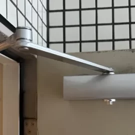 玄関のドアクローザーが外れたためRYOBI S-202Pに交換｜山梨県甲府市相生