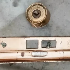 玄関の鍵が鍵穴に挿さりにくいためシリンダーを分解掃除｜東京都町田市旭町