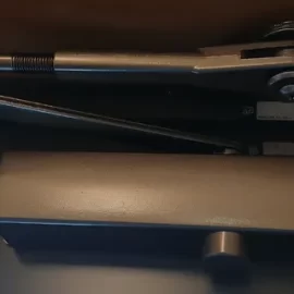 油が漏れてスピード調整が効かないドアクローザーを交換｜東京都町田市旭町