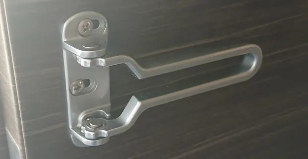 兵庫県宝塚市青葉台ドアガード修理