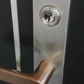 玄関の鍵をディンプルキーに交換して防犯性を向上｜東京都町田市南成瀬