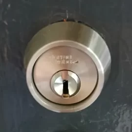 戸建て玄関の鍵をカバスタープラスに交換｜兵庫県宝塚市大原野