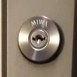 回りにくい・抜き挿ししにくい玄関の鍵を交換｜東京都中野区新井