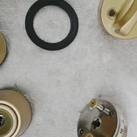 玄関の鍵が回りにくいためシリンダーを分解洗浄｜東京都中野区松が丘